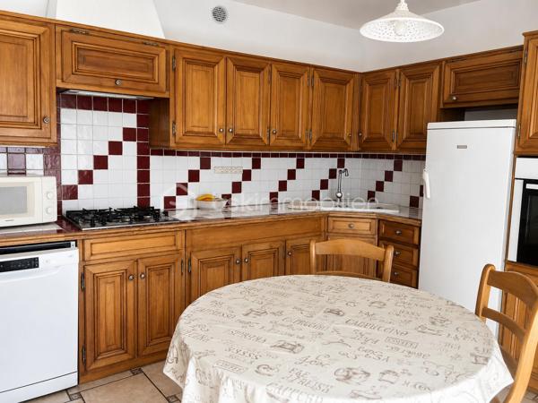 Idéalement située au cœur d’Othis, venez découvrir cette maison familiale aux beaux volumes, offrant une agréable vie de plain-pied et un cadre verdoyant à proximité des commodités.

Dès l’entrée, vous serez séduit par son salon-séjour lumineux agrémenté d’une cheminée avec insert, idéal pour partager de chaleureux moments en famille. La maison dispose également d’une cuisine aménagée et équipée.

Le rez-de-chaussée accueille quatre chambres, une salle de bains ainsi qu’un WC indépendant, permettant à toute la famille de profiter d’un espace de vie confortable et fonctionnel.

À l’étage, un palier dessert une grande chambre d’environ 15 m² ainsi qu’une salle d’eau avec WC. Cet espace peut parfaitement convenir à une suite parentale, une chambre d’adolescent ou un espace indépendant.

À l’extérieur, vous profiterez d’un terrain clos de 670 m², sans vis-à-vis, offrant un environnement agréable et préservé. La terrasse vous permettra de partager repas et moments de détente aux beaux jours.

Un grand garage d’environ 37 m² ainsi que plusieurs possibilités de stationnement viennent compléter les prestations de cette maison.

Les atouts : vie de plain-pied, cinq chambres, beaux volumes, cheminée avec insert, deux pièces d’eau, terrain clos sans vis-à-vis, terrasse et grand garage.

Une maison familiale pleine de possibilités, à découvrir sans tarder !