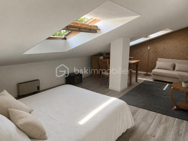 Idéalement située au cœur d’Othis, venez découvrir cette maison familiale aux beaux volumes, offrant une agréable vie de plain-pied et un cadre verdoyant à proximité des commodités.

Dès l’entrée, vous serez séduit par son salon-séjour lumineux agrémenté d’une cheminée avec insert, idéal pour partager de chaleureux moments en famille. La maison dispose également d’une cuisine aménagée et équipée.

Le rez-de-chaussée accueille quatre chambres, une salle de bains ainsi qu’un WC indépendant, permettant à toute la famille de profiter d’un espace de vie confortable et fonctionnel.

À l’étage, un palier dessert une grande chambre d’environ 15 m² ainsi qu’une salle d’eau avec WC. Cet espace peut parfaitement convenir à une suite parentale, une chambre d’adolescent ou un espace indépendant.

À l’extérieur, vous profiterez d’un terrain clos de 670 m², sans vis-à-vis, offrant un environnement agréable et préservé. La terrasse vous permettra de partager repas et moments de détente aux beaux jours.

Un grand garage d’environ 37 m² ainsi que plusieurs possibilités de stationnement viennent compléter les prestations de cette maison.

Les atouts : vie de plain-pied, cinq chambres, beaux volumes, cheminée avec insert, deux pièces d’eau, terrain clos sans vis-à-vis, terrasse et grand garage.

Une maison familiale pleine de possibilités, à découvrir sans tarder !