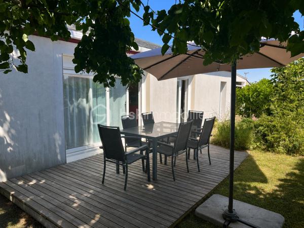 Idéalement située au cœur d’Othis, venez découvrir cette maison familiale aux beaux volumes, offrant une agréable vie de plain-pied et un cadre verdoyant à proximité des commodités.

Dès l’entrée, vous serez séduit par son salon-séjour lumineux agrémenté d’une cheminée avec insert, idéal pour partager de chaleureux moments en famille. La maison dispose également d’une cuisine aménagée et équipée.

Le rez-de-chaussée accueille quatre chambres, une salle de bains ainsi qu’un WC indépendant, permettant à toute la famille de profiter d’un espace de vie confortable et fonctionnel.

À l’étage, un palier dessert une grande chambre d’environ 15 m² ainsi qu’une salle d’eau avec WC. Cet espace peut parfaitement convenir à une suite parentale, une chambre d’adolescent ou un espace indépendant.

À l’extérieur, vous profiterez d’un terrain clos de 670 m², sans vis-à-vis, offrant un environnement agréable et préservé. La terrasse vous permettra de partager repas et moments de détente aux beaux jours.

Un grand garage d’environ 37 m² ainsi que plusieurs possibilités de stationnement viennent compléter les prestations de cette maison.

Les atouts : vie de plain-pied, cinq chambres, beaux volumes, cheminée avec insert, deux pièces d’eau, terrain clos sans vis-à-vis, terrasse et grand garage.

Une maison familiale pleine de possibilités, à découvrir sans tarder !