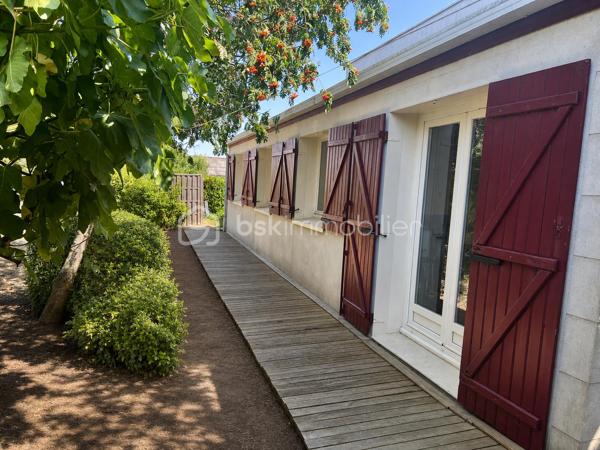 Idéalement située au cœur d’Othis, venez découvrir cette maison familiale aux beaux volumes, offrant une agréable vie de plain-pied et un cadre verdoyant à proximité des commodités.

Dès l’entrée, vous serez séduit par son salon-séjour lumineux agrémenté d’une cheminée avec insert, idéal pour partager de chaleureux moments en famille. La maison dispose également d’une cuisine aménagée et équipée.

Le rez-de-chaussée accueille quatre chambres, une salle de bains ainsi qu’un WC indépendant, permettant à toute la famille de profiter d’un espace de vie confortable et fonctionnel.

À l’étage, un palier dessert une grande chambre d’environ 15 m² ainsi qu’une salle d’eau avec WC. Cet espace peut parfaitement convenir à une suite parentale, une chambre d’adolescent ou un espace indépendant.

À l’extérieur, vous profiterez d’un terrain clos de 670 m², sans vis-à-vis, offrant un environnement agréable et préservé. La terrasse vous permettra de partager repas et moments de détente aux beaux jours.

Un grand garage d’environ 37 m² ainsi que plusieurs possibilités de stationnement viennent compléter les prestations de cette maison.

Les atouts : vie de plain-pied, cinq chambres, beaux volumes, cheminée avec insert, deux pièces d’eau, terrain clos sans vis-à-vis, terrasse et grand garage.

Une maison familiale pleine de possibilités, à découvrir sans tarder !