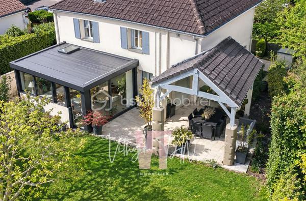 MAISON INDIVIDUELLE - SECTEUR IDÉAL POUR FAMILLE.

**Secteur recherché** et vie tout-à-pied : cette maison individuelle bénéficie d'un emplacement privilégié à proximité immédiate des écoles et des commerces. Son terrain de plus de 320 m², exposé plein sud, vous garantit un ensoleillement optimal tout au long de la journée tout en limitant le temps d'entretien. 
Vous profitez ainsi d'un cadre de vie extérieur agréable, serein et parfaitement adapté à une vie de famille dynamique.

À l'intérieur, la distribution a été pensée pour offrir un **agencement optimisé** et fonctionnel au quotidien. 
Le rez-de-chaussée s'ouvre sur une pièce de vie lumineuse de 45 m² baignée de lumière grâce à sa large baie vitrée, complétée par une cuisine séparée et une salle d'eau avec buanderie et WC. L'étage distribue l'espace nuit comprenant trois chambres, dont une vaste chambre parentale, ainsi qu'une salle de bains avec WC, dédiée à la famille.

Ce bien dispose également d'un poêle à bois apportant un confort thermique performant favorisant les **économies d'énergie**, ainsi que d'un garage avec espace de stockage. Les quelques travaux de rafraîchissement à prévoir constituent une opportunité idéale pour personnaliser l'ensemble à votre goût tout en réalisant un **investissement serein**.

**À vos agendas, pour une visite...**