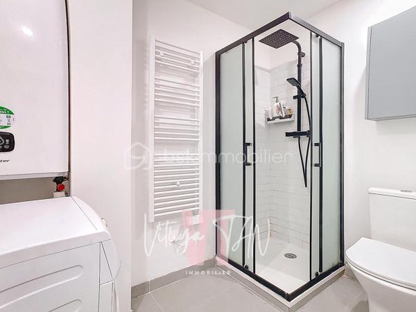 MAISON INDIVIDUELLE - SECTEUR IDÉAL POUR FAMILLE.

**Secteur recherché** et vie tout-à-pied : cette maison individuelle bénéficie d'un emplacement privilégié à proximité immédiate des écoles et des commerces. Son terrain de plus de 320 m², exposé plein sud, vous garantit un ensoleillement optimal tout au long de la journée tout en limitant le temps d'entretien. 
Vous profitez ainsi d'un cadre de vie extérieur agréable, serein et parfaitement adapté à une vie de famille dynamique.

À l'intérieur, la distribution a été pensée pour offrir un **agencement optimisé** et fonctionnel au quotidien. 
Le rez-de-chaussée s'ouvre sur une pièce de vie lumineuse de 45 m² baignée de lumière grâce à sa large baie vitrée, complétée par une cuisine séparée et une salle d'eau avec buanderie et WC. L'étage distribue l'espace nuit comprenant trois chambres, dont une vaste chambre parentale, ainsi qu'une salle de bains avec WC, dédiée à la famille.

Ce bien dispose également d'un poêle à bois apportant un confort thermique performant favorisant les **économies d'énergie**, ainsi que d'un garage avec espace de stockage. Les quelques travaux de rafraîchissement à prévoir constituent une opportunité idéale pour personnaliser l'ensemble à votre goût tout en réalisant un **investissement serein**.

**À vos agendas, pour une visite...**
