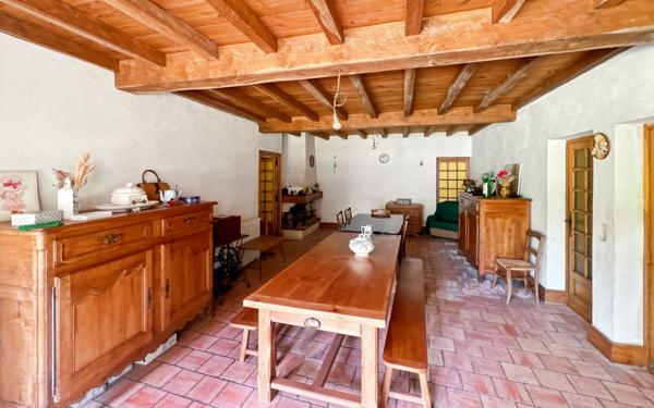 Maison à vendre    6 pièces •  Saint-Astier