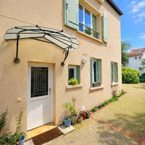 Appartement
         4 pièces
        - 60 m² 299 000 € *
