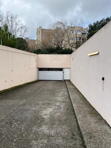 L'adresse idéale pour une vie de famille sereine : espace, terrasse, lumière, parc et commodités à pied