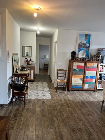 L'adresse idéale pour une vie de famille sereine : espace, terrasse, lumière, parc et commodités à pied