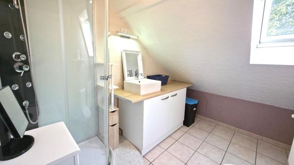 Maison 4 chambres environ 140m² centre de Donges avec vie de Plain-pied et grand jardin d'environ 800m² proche écoles et commerces.