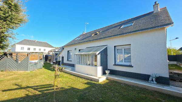 Maison 4 chambres environ 140m² centre de Donges avec vie de Plain-pied et grand jardin d'environ 800m² proche écoles et commerces.