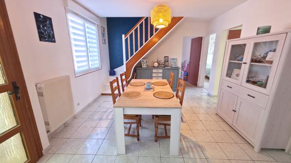 Maison 4 chambres environ 140m² centre de Donges avec vie de Plain-pied et grand jardin d'environ 800m² proche écoles et commerces.