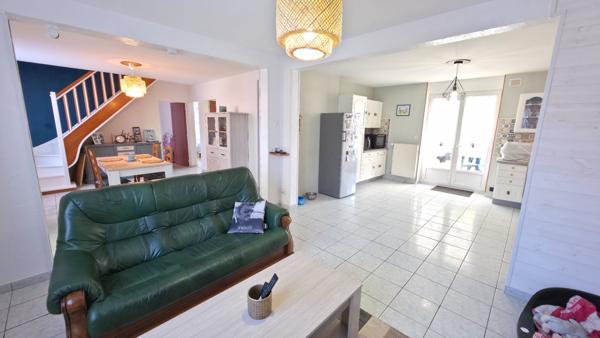 Maison 4 chambres environ 140m² centre de Donges avec vie de Plain-pied et grand jardin d'environ 800m² proche écoles et commerces.