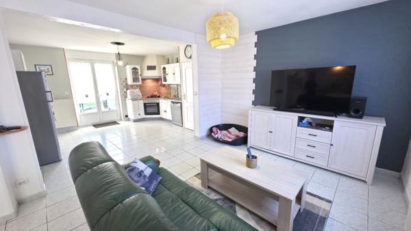 Maison 4 chambres environ 140m² centre de Donges avec vie de Plain-pied et grand jardin d'environ 800m² proche écoles et commerces.