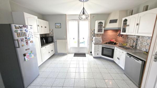 Maison 4 chambres environ 140m² centre de Donges avec vie de Plain-pied et grand jardin d'environ 800m² proche écoles et commerces.