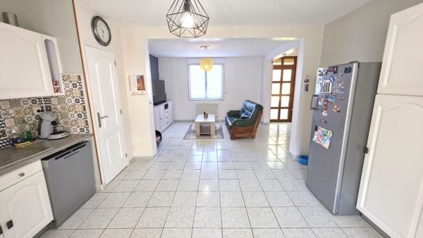 Maison 4 chambres environ 140m² centre de Donges avec vie de Plain-pied et grand jardin d'environ 800m² proche écoles et commerces.