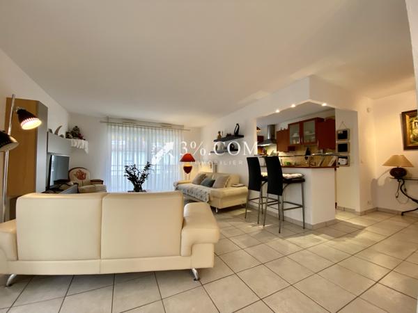 3%.COM - à HOLTZHEIM appartement COUP DE COEUR de 3 pièces de 85m² situé au rez-de-chaussée surélevé. Holtzheim (67810)