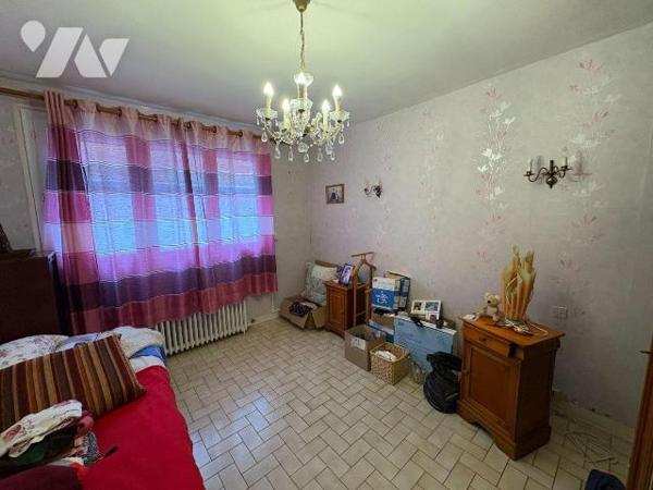 Bien rare! En centre ville de EU, appartement offrant le confort de plain pied et un garage, a ...