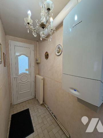 Bien rare! En centre ville de EU, appartement offrant le confort de plain pied et un garage, a ...