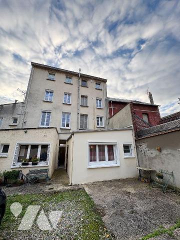 Bien rare! En centre ville de EU, appartement offrant le confort de plain pied et un garage, a ...