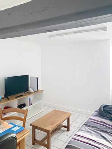 A vendre place Bichon dans la doutre, rue Vauvert, petite copropriété, appartement type 2 avec coin chambre,kitchenette aménagée, chauffage individuel, locataire en place.