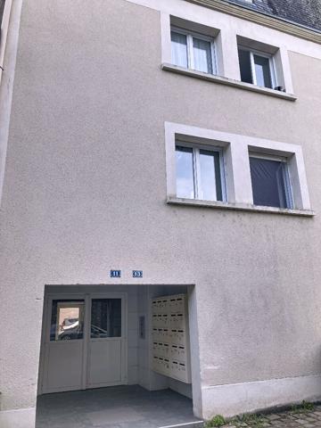 A vendre place Bichon dans la doutre, rue Vauvert, petite copropriété, appartement type 2 avec coin chambre,kitchenette aménagée, chauffage individuel, locataire en place.