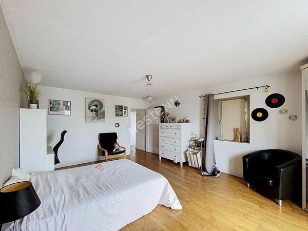 Château-Gontier : A vendre, maison de 230m2 avec cinq chambres - Proche des commerces et collèges