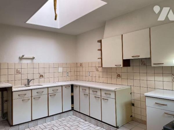 A VENDRE A NIEPPE (59270) dans le Nord (59) : MAISON DE VILLE AVEC COUR ? A CONFORTER - Surface...