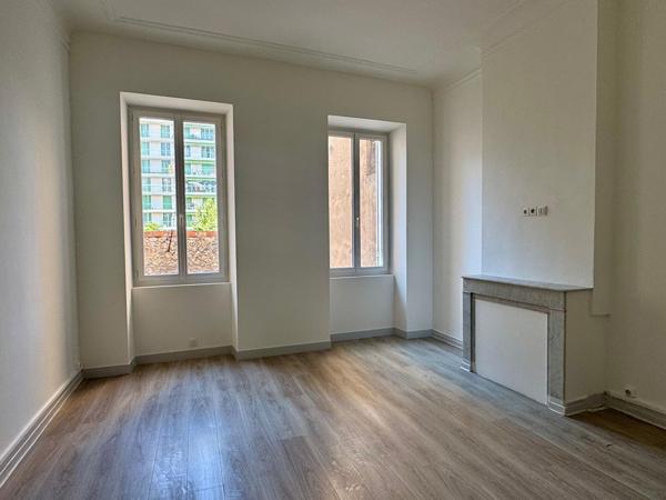 A louer appartement de type 3 de 67m2 avec  un balcon à Marseille 13007 Quartier CATALANS