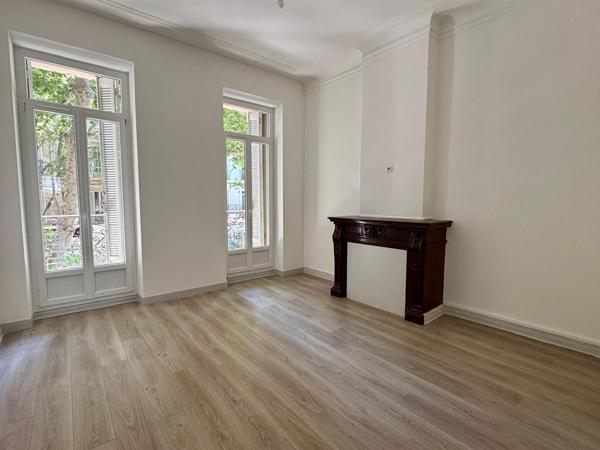 A louer appartement de type 3 de 67m2 avec  un balcon à Marseille 13007 Quartier CATALANS