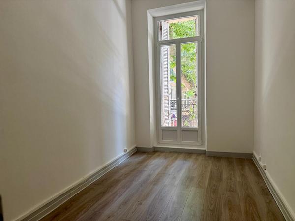 A louer appartement de type 3 de 67m2 avec  un balcon à Marseille 13007 Quartier CATALANS