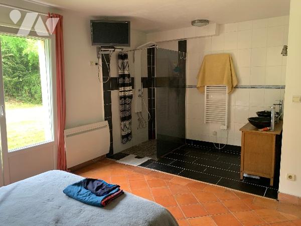 Maison de 168.45m² avec un rez de chaussée : salon, séjour-cuisine, chambre et un étage: 4 chambres.