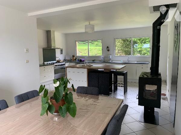 Maison de 168.45m² avec un rez de chaussée : salon, séjour-cuisine, chambre et un étage: 4 chambres.