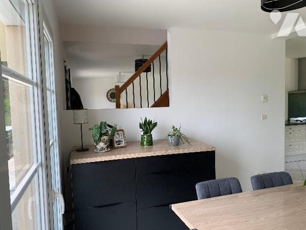 Maison de 168.45m² avec un rez de chaussée : salon, séjour-cuisine, chambre et un étage: 4 chambres.