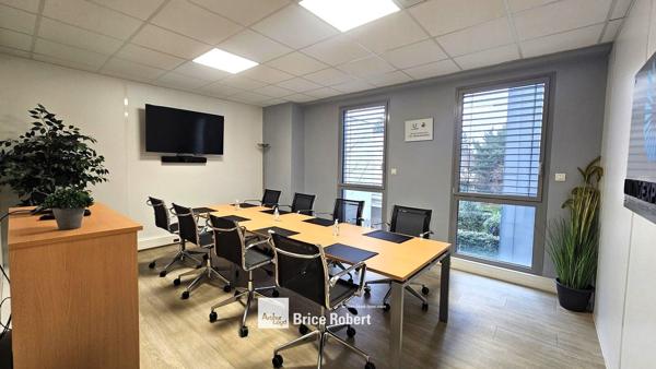 Bureaux à louer ou à vendre à Rillieux-la-Pape avec bornes de recharge