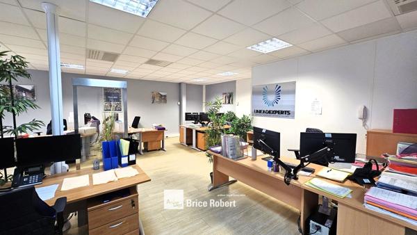 Bureaux à louer ou à vendre à Rillieux-la-Pape avec bornes de recharge