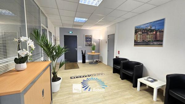 Bureaux à louer ou à vendre à Rillieux-la-Pape avec bornes de recharge