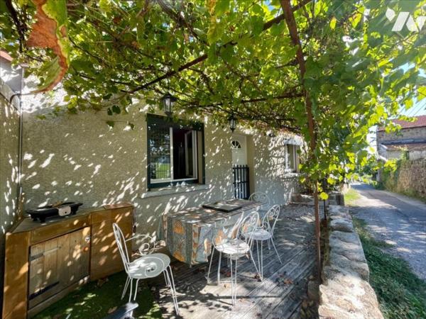 Charmante maison en pierres rénovée avec jardin et garages