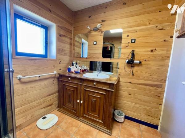 Charmante maison en pierres rénovée avec jardin et garages