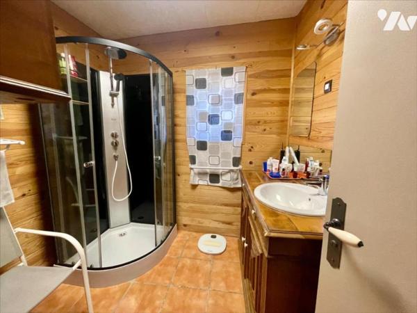 Charmante maison en pierres rénovée avec jardin et garages