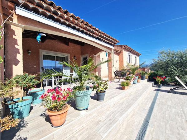 À vendre ? Maison de plain-pied avec studio indépendant, piscine et prestations haut de gamme