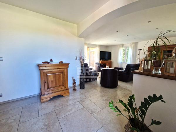 À vendre ? Maison de plain-pied avec studio indépendant, piscine et prestations haut de gamme