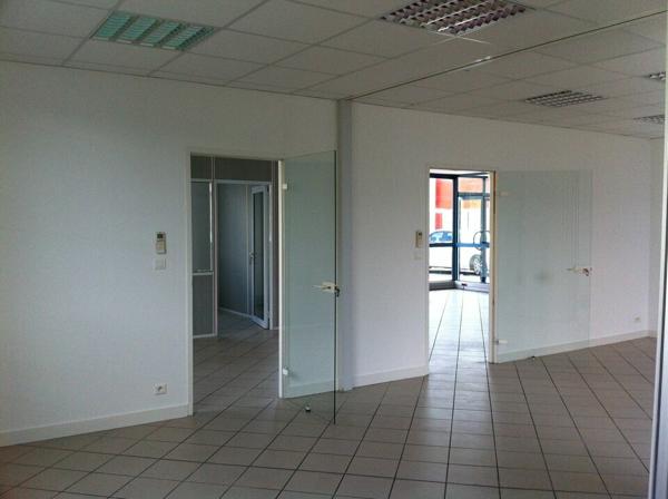 A LOUER EN PLEIN COEUR DE LA ZONE MENDES FRANCE 100m2 BUREAUX AVEC PARKING FACIL D'ACCES