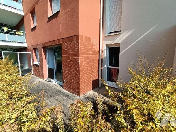 Chartres de Bretagne - dans un secteur clame - à 10 mn à pied du centre-ville - Au rdc d'une ré...