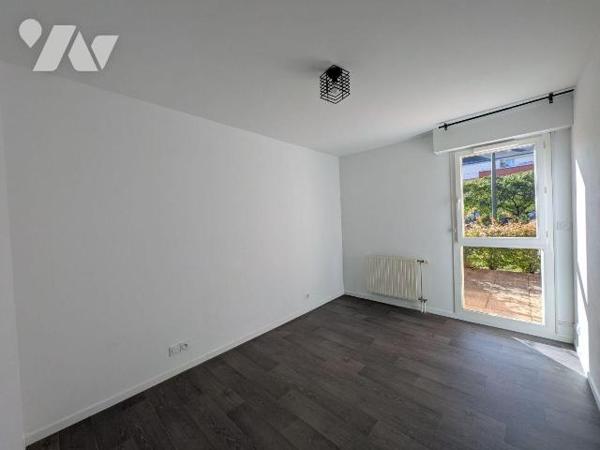 Chartres de Bretagne - dans un secteur clame - à 10 mn à pied du centre-ville - Au rdc d'une ré...