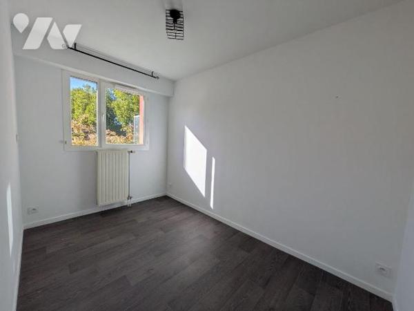Chartres de Bretagne - dans un secteur clame - à 10 mn à pied du centre-ville - Au rdc d'une ré...