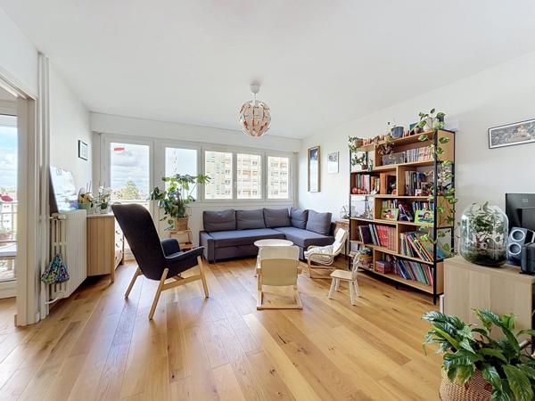Appartement familial traversant avec garage – Quartier Colombier