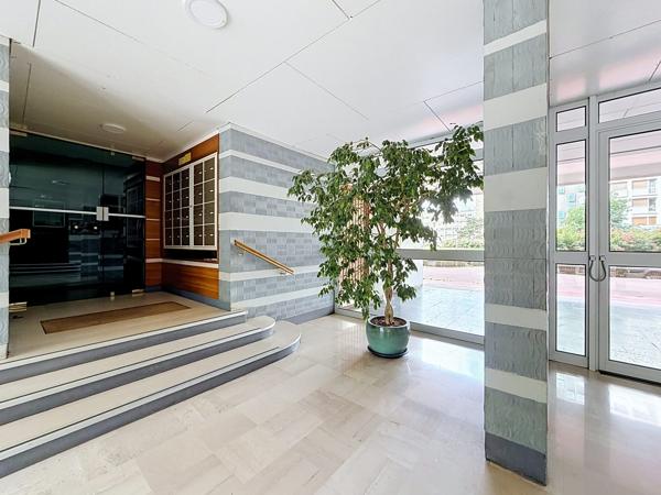 Appartement familial traversant avec garage – Quartier Colombier