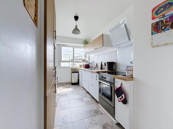 Appartement familial traversant avec garage – Quartier Colombier