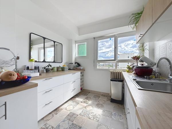 Appartement familial traversant avec garage – Quartier Colombier