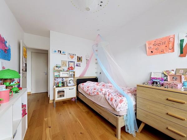Appartement familial traversant avec garage – Quartier Colombier