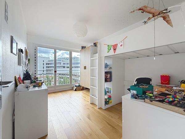Appartement familial traversant avec garage – Quartier Colombier