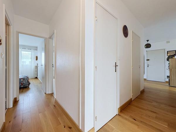 Appartement familial traversant avec garage – Quartier Colombier